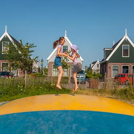 펜션 Spacious House With 5 Bathrooms, On The Markermeer *