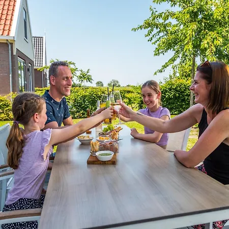 Spacious House With 5 Bathrooms, On The Markermeer * Uitdam