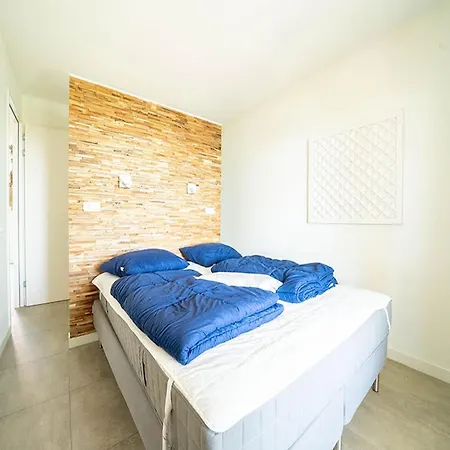 Spacious House With 5 Bathrooms, On The Markermeer Uitdam