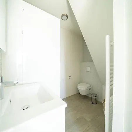 Spacious House With 5 Bathrooms, On The Markermeer * Uitdam