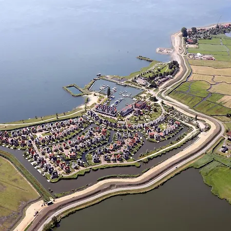 Spacious House With 5 Bathrooms, On The Markermeer Uitdam