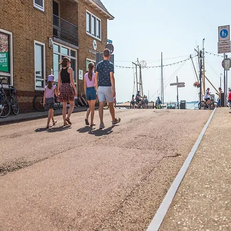 Spacious House With 5 Bathrooms, On The Markermeer Ferienhaus Uitdam