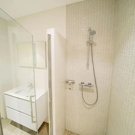 Spacious House With 5 Bathrooms, On The Markermeer Uitdam