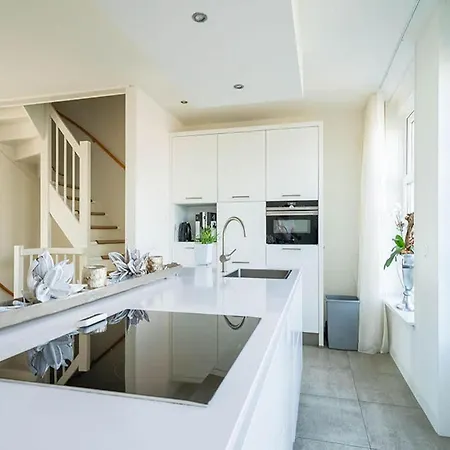 Spacious House With 5 Bathrooms, On The Markermeer *
